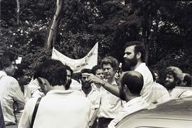 Ato dos médicos frente ao Palácio Bandeirantes, durante a greve da categoria (São Paulo-SP, 26 nov. 1985). Crédito: Vera Jursys