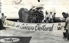 Ato contra a formação do Colégio Eleitoral (Local desconhecido, [1984-1985?]). / Crédito: Vera Jursys/Agência Foton