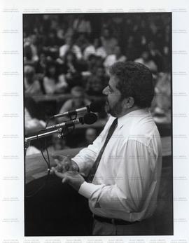 Lula discursa durante ato de 1o. de Maio (Local desconhecido, 1 mai. 1994). / Crédito: Autoria de...