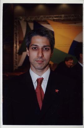 Retrato de Alessandro Molon na gravação de programa eleitoral da candidatura &quot;Lula Presidente&quot; (PT) nas eleições de 2002 (São Paulo-SP, 2002)] / Crédito: Autoria desconhecida