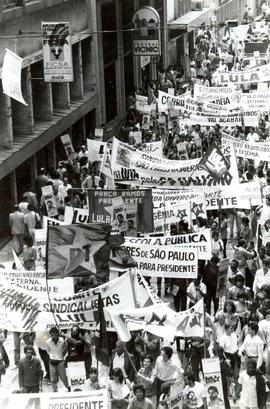 Passeata no centro bancário promovida pela candidatura “Lula Presidente” (PT) nas eleições de 1989 (São Paulo-SP, 06 set. 1989). / Crédito: Alberto Willian