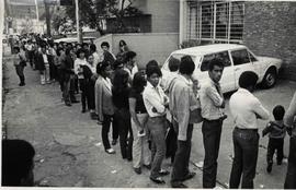 Votação nas eleições (Brasil, ago. 1982). / Crédito: Autoria desconhecida/Gazeta de Pinheiros.