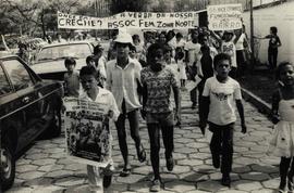 Caravana do Movimento por Creches à Prefeitura ([São Paulo-SP?], 1980). / Crédito: Maristela Mafei.