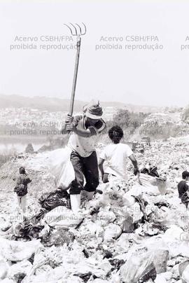 Trabalhadores em situação de pobreza no lixão de Diadema (Diadema-SP, 21 set. 1992). Crédito: Vera Jursys