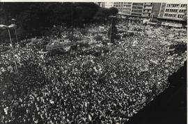 Ato pelas Diretas realizado na Praça da República (São Paulo-SP, 05 abr. 1984). / Crédito: Sidney...