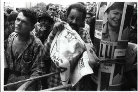 Festa da vitória da candidatura “Erundina Prefeita” (PT), realizada na Avenida Paulista nas eleições de 1988 (São Paulo-SP, 18 nov. 1988). / Crédito: Jesus Carlos.