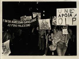 [Manifestação em apoio a OLP e contra o imperialismo organizada pelo PT nas eleições de 1982 (São Paulo-SP, 1982).] / Crédito: Ennio Brauns Filho.