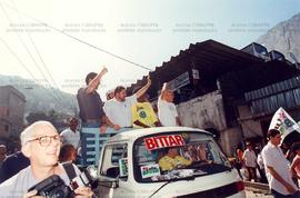 Carreata da candidatura “Lula Presidente” (PT) em região de favela nas eleições de 1994 (Rio de Janeiro-RJ, 1994). / Crédito: Autoria desconhecida