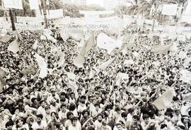 Comício com candidaturas do PT realizado na Praça da Sé nas eleições de 1986 (São Paulo-SP, 09 nov. 1986). Crédito: Vera Jursys