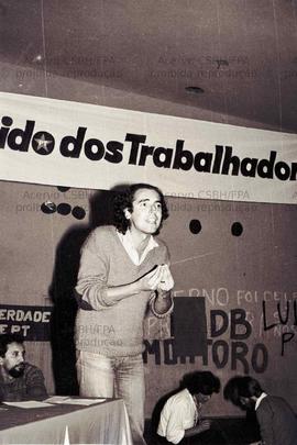 Ato de candidaturas do PT realizado na PUC-SP nas eleições de 1982 (São Paulo-SP, 1982). Crédito:...