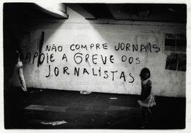 Pichação em apoio à greve dos jornalistas (Local desconhecido, Data desconhecida).  / Crédito: Jesus Carlos.