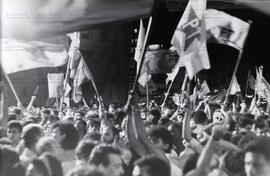Festa da vitória da candidatura Luiza Erundina Prefeita (PT) , na Av. Paulista, ao final das eleições de 1988 (São Paulo-SP, 15 nov. 1988). / Crédito: Roberto Parizotti
