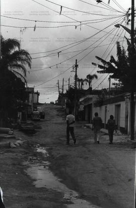 Rua sem asfalto em bairro popular (Local desconhecido, Data desconhecida). / Cr&eacute;dito: M&aacute;rcia Carn...