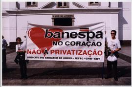 Passeata contra a privatização do Banespa (São Paulo-SP, 14 mar. 2000). / Crédito: Roberto Parizotti