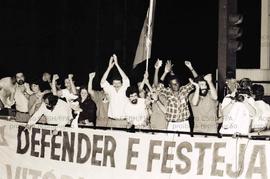 Festa da vitória realizada pelo PT na Av. Paulista nas eleições de 1988 (São Paulo-SP, 1988). Crédito: Vera Jursys