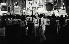 Passeata na avenida São João dos professores e outros funcionários públicos por mais salários e melhor ensino (São Paulo-SP, 14 mai. 1979).  / Crédito: Ennio Brauns Filho.