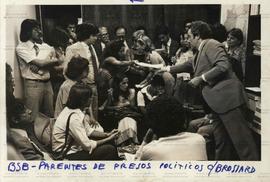 Paulo Brossard recebe em seu gabinete 22 familiares de 84 presos políticos em greve de fome nas prisões brasileiras (Brasília-DF, 8 mai. 1978).  / Crédito: Nelson Penteado.