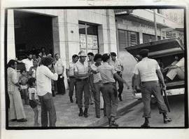 Assembleia dos metalúrgicos em greve, na Igreja Matriz (São Bernardo do Campo-SP, 5 mai. [1980]). / Crédito: Jesus Carlos.