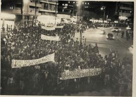 Passeata dos professores em greve pelo centro da cidade (Belo Horizonte-MG, 22 jun. 1979).  / Crédito: Autoria desconhecida.
