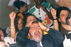 Transmissão de partida da seleção brasileira na Copa do Mundo de futebol, promovida pela candidatura “Lula Presidente” (PT) na quadra do Sindicato dos Bancários nas eleições (1998) (São Paulo-SP, 1998). / Crédito: Roberto Parizotti