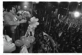 Comício da campanha Lula presidente em frente a Prefeitura Municipal nas eleições de 1989 (Porto Alegre-SP, 6 out. 1989). / Crédito: Autoria desconhecida/Assessoria de Imprensa da Assembleia Legislativa do Rio Grande do Sul.