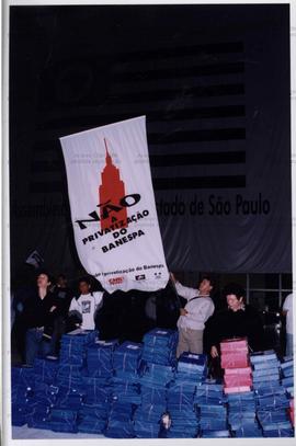 Manifestação dos bancários contra a privatização do Banespa (São Paulo-SP, [20 nov. 2000]). / Cré...