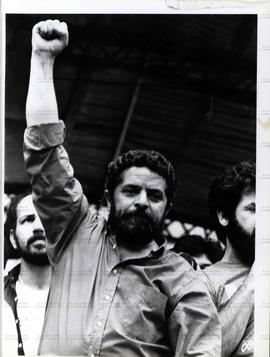 Em evento não identificado [Lula de braço erguido nas eleições de 1989] (Local desconhecido, 1989). / Crédito: Marco Aurélio Monteiro/Agência Fóton