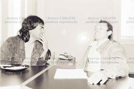 Reunião entre Júlio Barbosa, liderança sindical, e Ailton Krenak, liderança indígena (Local desconhecido, 1990) . Crédito: Vera Jursys