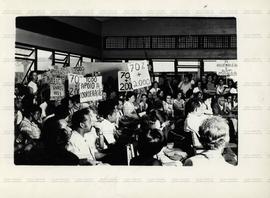 Assembleia dos funcionários da USP em greve, organizada pela Asusp, realizada no prédio da velha ...