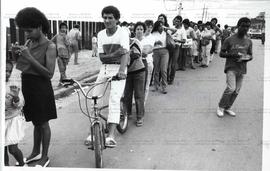 Panfletagem de boca de urna realizada pelo PT na zona Sul nas eleições de 1988 (São Paulo-SP, 15 ...