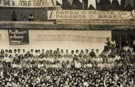 Assembleia dos bancários do Banco do Brasil (Local desconhecido, 21 jun. 1983). / Crédito: Lau Po...