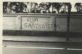 Pichações em apoio à luta sandinista na Nicarágua (Local desconhecido, Data desconhecida).  / Crédito: Ennio Brauns Filho.