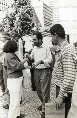 Panfletagem da campanha Patrus Ananias prefeito na praça Sete nas eleições de 1992 (Belo Horizonte-MG, 4 ago. 1992). / Crédito: Cecília Pedersoli.