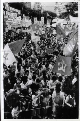 Comício da candidatura Luiza Erundina Prefeita (PT), realizado na Praça da Sé nas eleições de 1988 (São Paulo-SP, nov. 1988). / Crédito: Anselmo Piccardi
