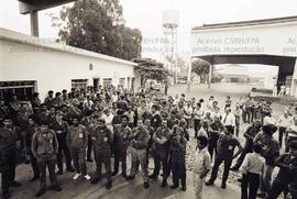 Assembleia dos metalúrgicos da Brosol, Volkswagen, Nordon e Black &amp; Decker, durante a greve (Santo André-SP, abr. 1985). Crédito: Vera Jursys