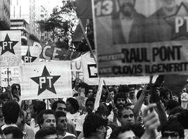 Passeata pelo enterro simbólico do PDS promovido pelo PT após as eleições de 1985 (Porto Alegre-R...