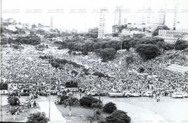 Comício de encerramento da campanha do PT, na Praça Charles Muller (Pacaembu), nas eleições de 1982 (São Paulo-SP, 05 nov. 1982). Crédito: Vera Jursys