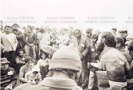 Visita de dirigentes do PT e da CUT [ao acampamento dos desempregados?] no Parque do Ibirapuera (São Paulo-SP, 1983). Crédito: Vera Jursys