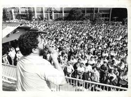 Assembleia dos metalúrgicos em greve em frente a fábrica não identificada ([São Bernardo do Campo-SP, 1981?]). / Crédito: Roberto Parizotti.