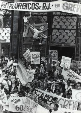 Manifestação dos metalúrgicos em greve em frente ao Tribunal Regional do Trabalho (Rio de Janeiro-RJ, [1984?]). / Crédito: Zilmar G. Ribeiro.