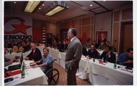 Reunião da candidatura &quot;Genoino Governador&quot; (PT) com lideranças do PT nas eleições de 2002 (São Paulo-SP?], 2002) / Crédito: Autoria desconhecida