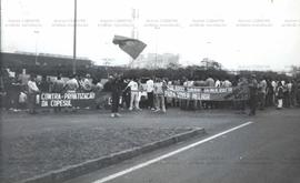 Manifestação contra a privatização da Companhia Petroquímica do Sul (Copesul) (Porto Alegre-RS, 21 ago. 1991). / Crédito: Autoria desconhecida.