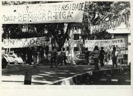 Eleição no Diretório Central dos Estudantes (DCE) da PUC-Rio (Rio de Janeiro, [1977]). / Crédito: Autoria desconhecida.