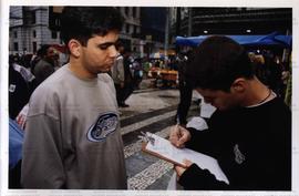Abaixo-assinado pela “CPI contra FMI”, realizado na Praça Ramos (São Paulo-SP, 1999). / Crédito: Alexandre Machado