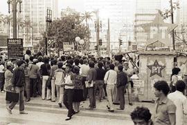 [Caminhada da candidatura “Suplicy prefeito” (PT) pelo Centro nas eleições de 1985?] (São Paulo-S...