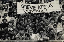 [Assembleia dos trabalhadores da construção civil em greve no Estádio dos Eucaliptos (Porto Alegre-RS, 16 ago. 1979).] / Crédito: Autoria desconhecida.