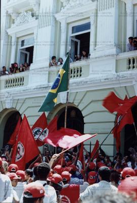 Manifestação do MST em frente ao Palácio do Governo de Pernambuco (Recife-PE, 1997). / Crédito: Clóvis Campêlo.