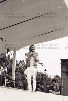 Show e partida de futebol realizados no Parque São Jorge em apoio às candidaturas do PT nas eleições de 1982 (São Paulo-SP, 1982). Crédito: Vera Jursys