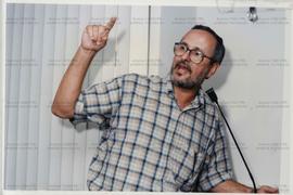 Retrato de Luciano Zica na sede do Diretório Nacional do PT (Data desconhecida, São Paulo (SP). / Crédito: Roberto Parizotti.