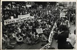 Ato público e passeata dos professores em greve, em frente a Secretaria de Educação de São Paulo ([São Paulo-SP], 14 out. 1980). / Crédito: Ricardo Malta/Agência F4